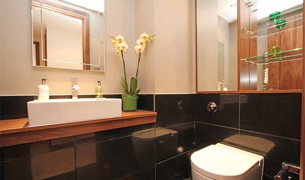 04KnightsbridgeBldgCloakroom